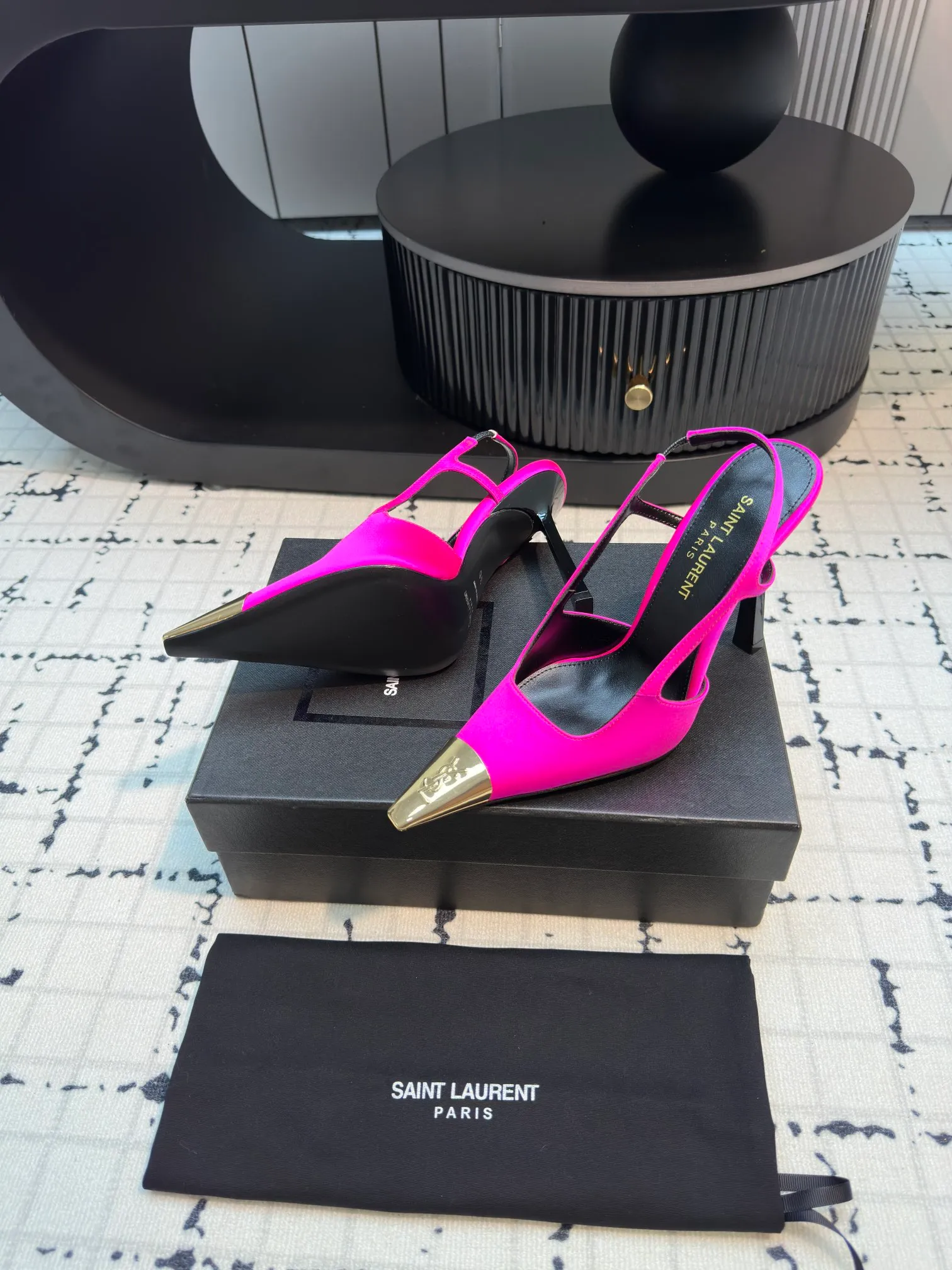 👟👟Ex-factory price 560👟👟 laurent 2025 spring and summer new YSL small gold-toed high heels, very stable on the foot, super heeling, feel free to buy! The heel is custom-made from a new mold. It is an exclusive heel. The height is the same as the original one to distinguish various incorrect versions! High-end sexy, ysl still understands women best❤️ Upper: Silk Lining: Sheepskin Sole: Italian genuine leather outsole Size: 35/40 (40 is custom-made and cannot be returned or exchanged)